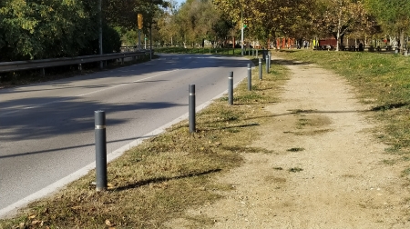 Tancat amb pilonas a Santa Coloma de Gramenet, Barcelona